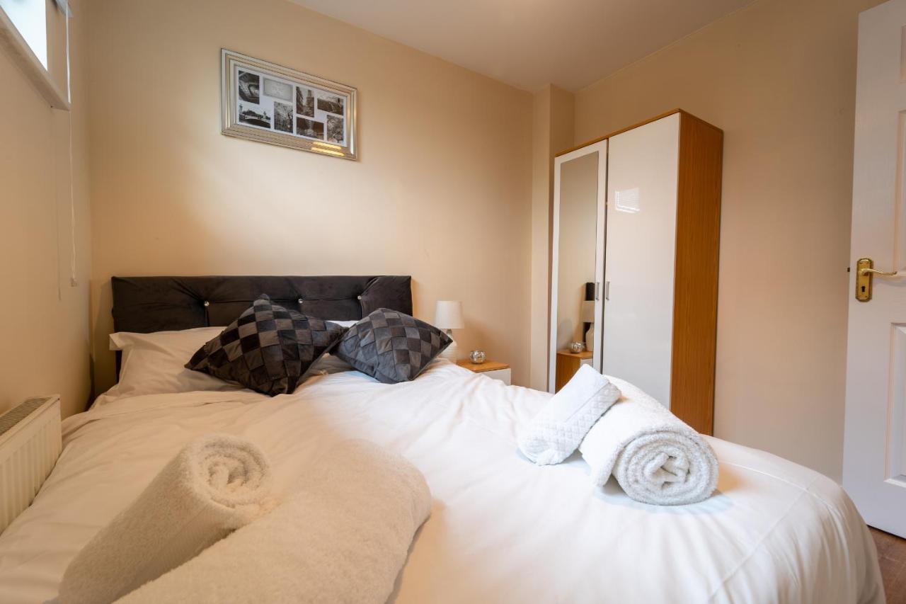Luxury 2 Bed Apartment - Near Heathrow, Legoland, Windsor Slough Bagian luar foto