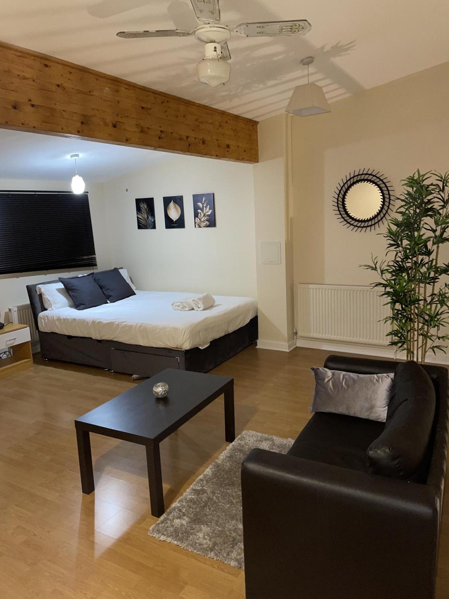 Luxury 2 Bed Apartment - Near Heathrow, Legoland, Windsor Slough Bagian luar foto