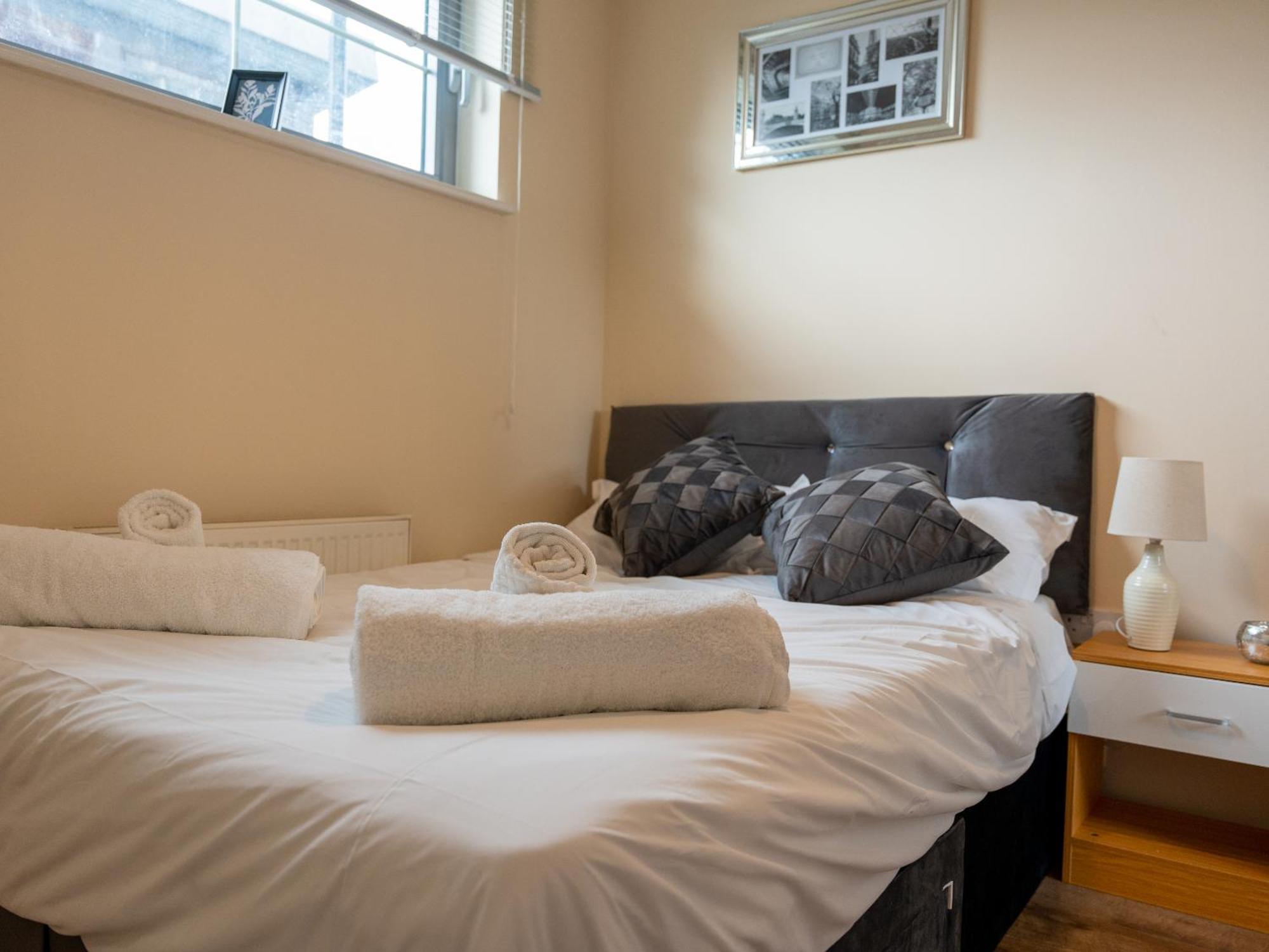 Luxury 2 Bed Apartment - Near Heathrow, Legoland, Windsor Slough Bagian luar foto