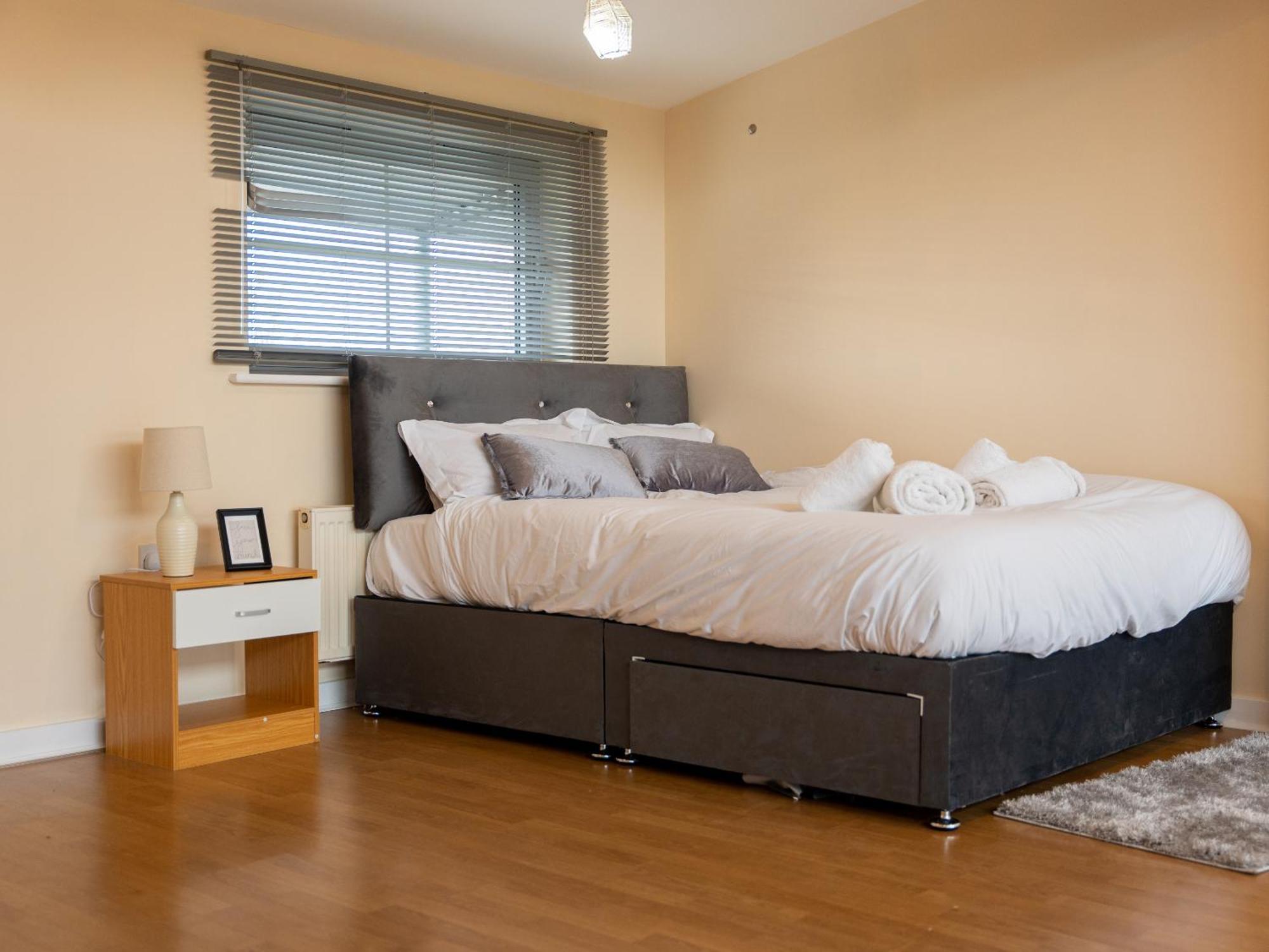Luxury 2 Bed Apartment - Near Heathrow, Legoland, Windsor Slough Bagian luar foto