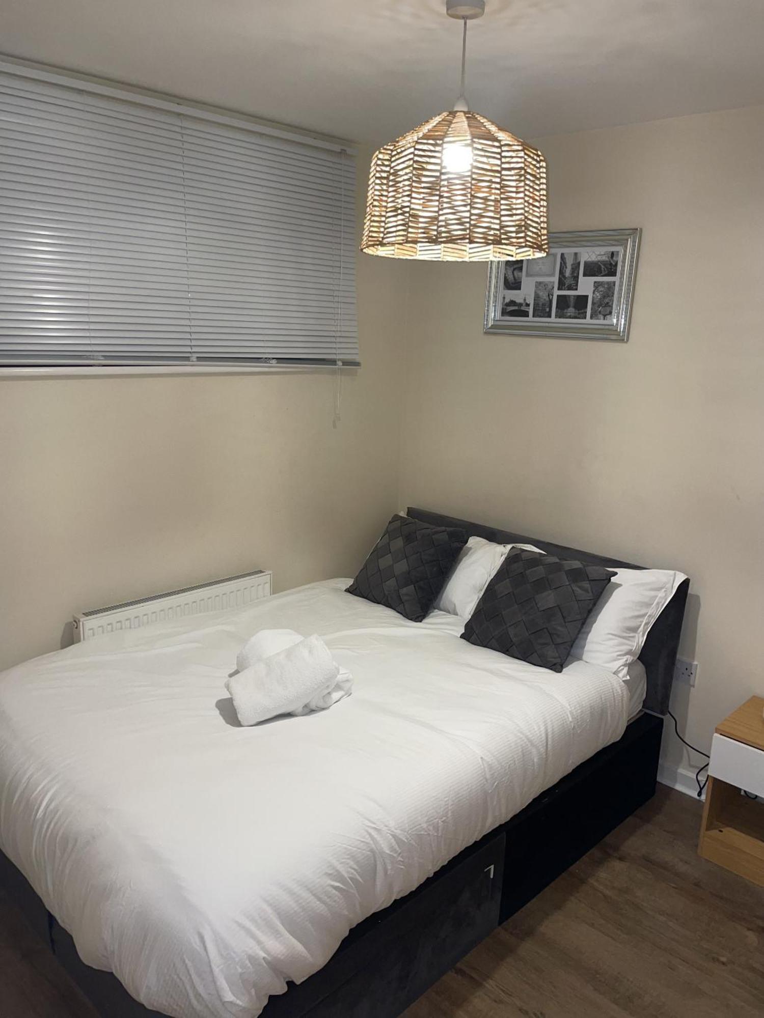Luxury 2 Bed Apartment - Near Heathrow, Legoland, Windsor Slough Bagian luar foto